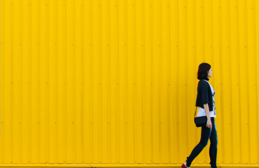 Gute Pressefotos können einen gelben Hintergrund haben. Warme Farben haben eine positive Wirkung auf die abgebildete Person.