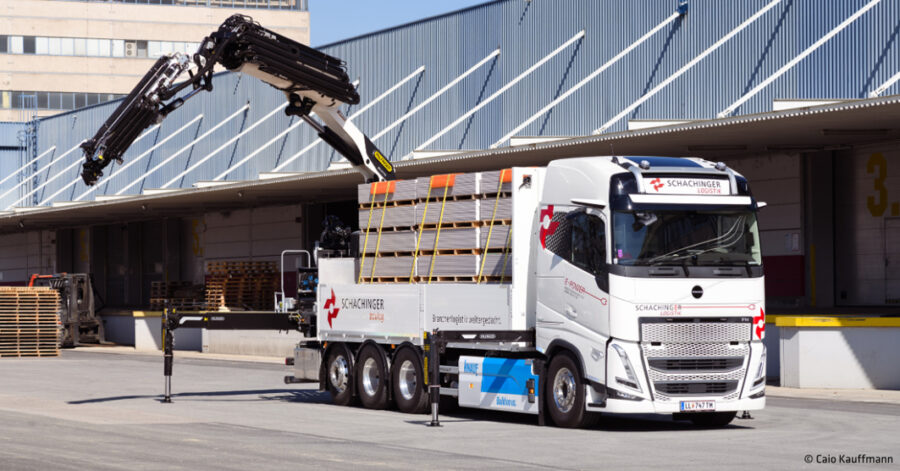 Erster E-Lkw mit Tridem Ladekran Schachinger Logistik