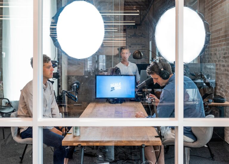 Drei Businessleute sprechen über LinkedIn als B2B-Netzwerk.